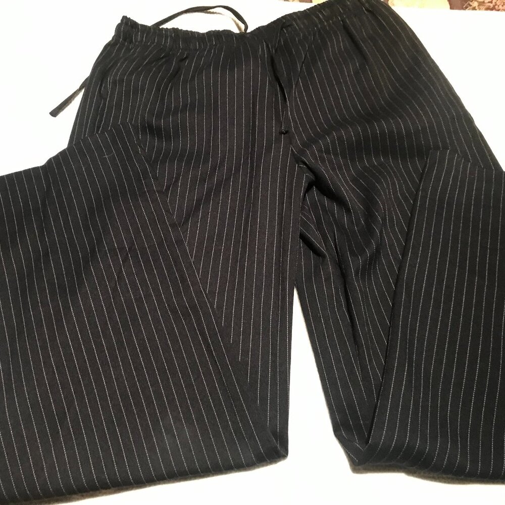Cute set of pants and top. Stripes white/ black. Rubber on waist. Straight leg